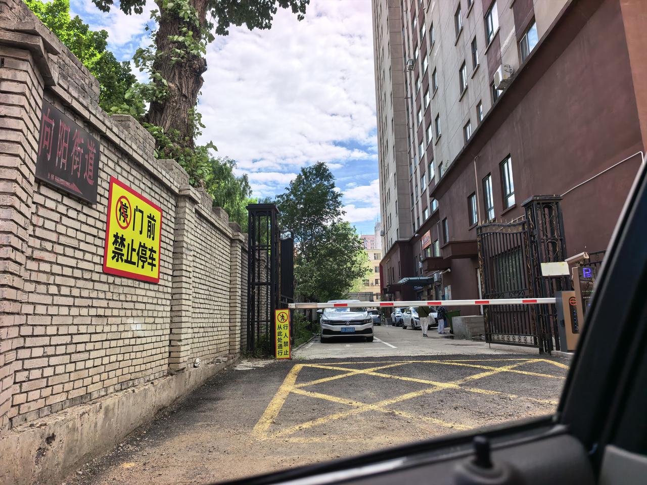 网友反映，最近吉林市船营区北安小区里边进行老旧小区改造。经常出现工程车堵路的情况