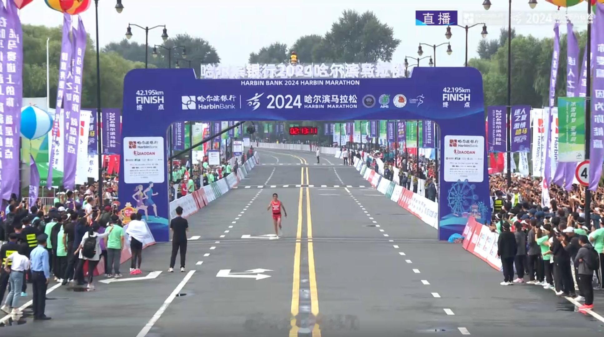 2024哈尔滨马拉松，杨定宏约2:13:11获得亚军。#哈尔滨马拉松# #马拉松