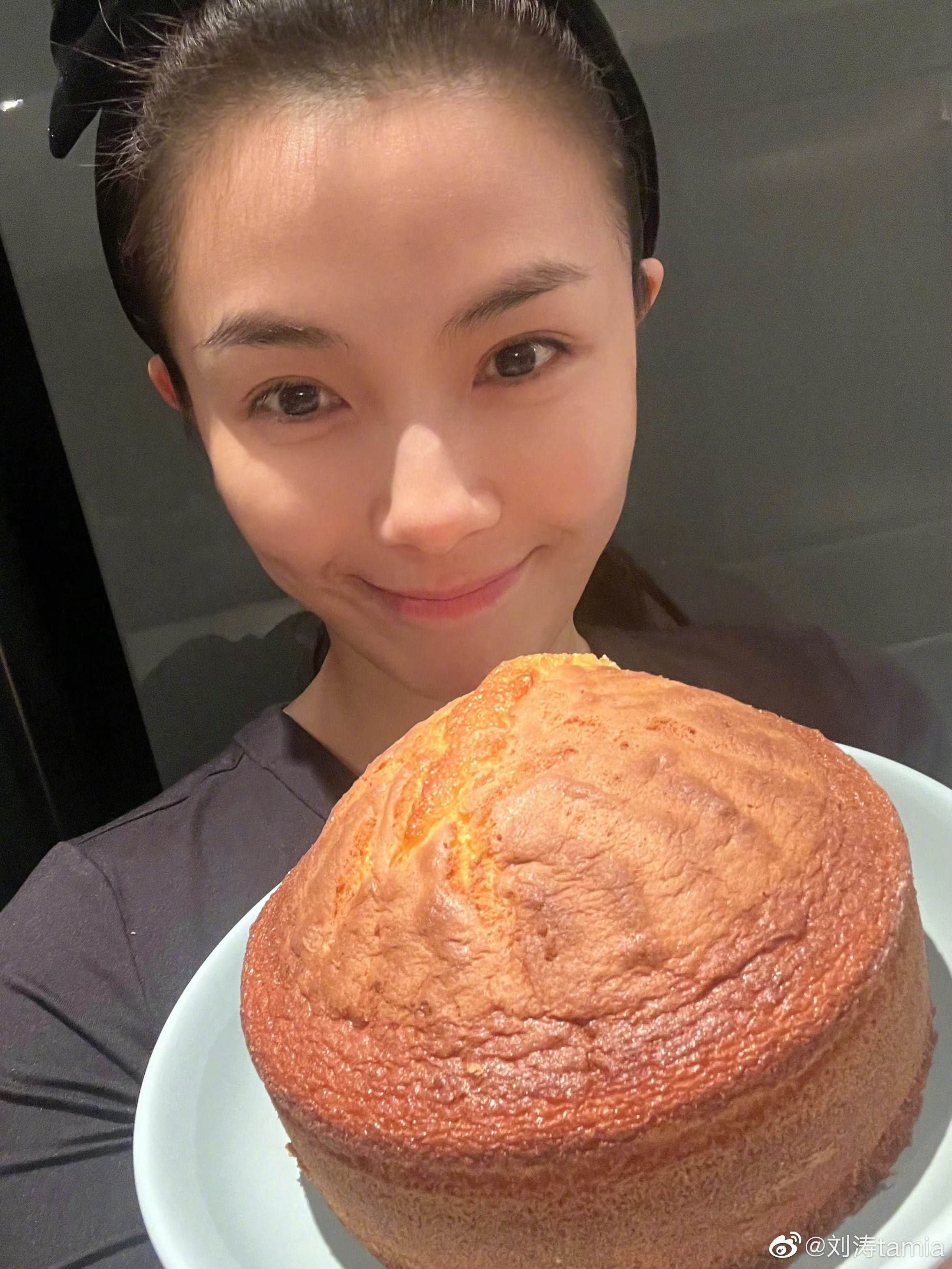 这种蝴蝶结发带小蛋糕一看就很好吃～ 