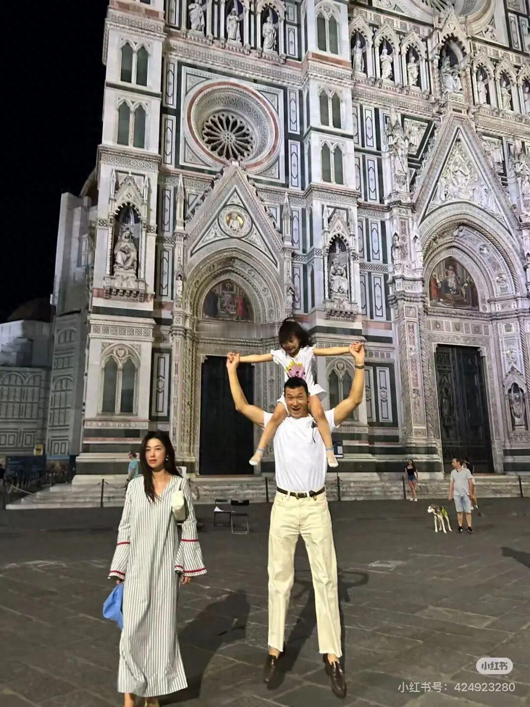 朱珠2021年3月结婚，9月生娃，四年后一家三口在意大利旅游。从办婚礼到当妈，半