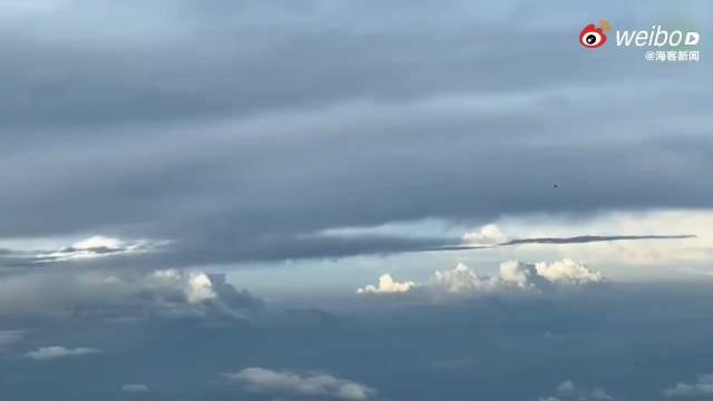 #UFO高速飞过墨西哥城上空#
这起事件最值得玩味的地方，从来不是“有没有外星生命”的玄学猜想，而是