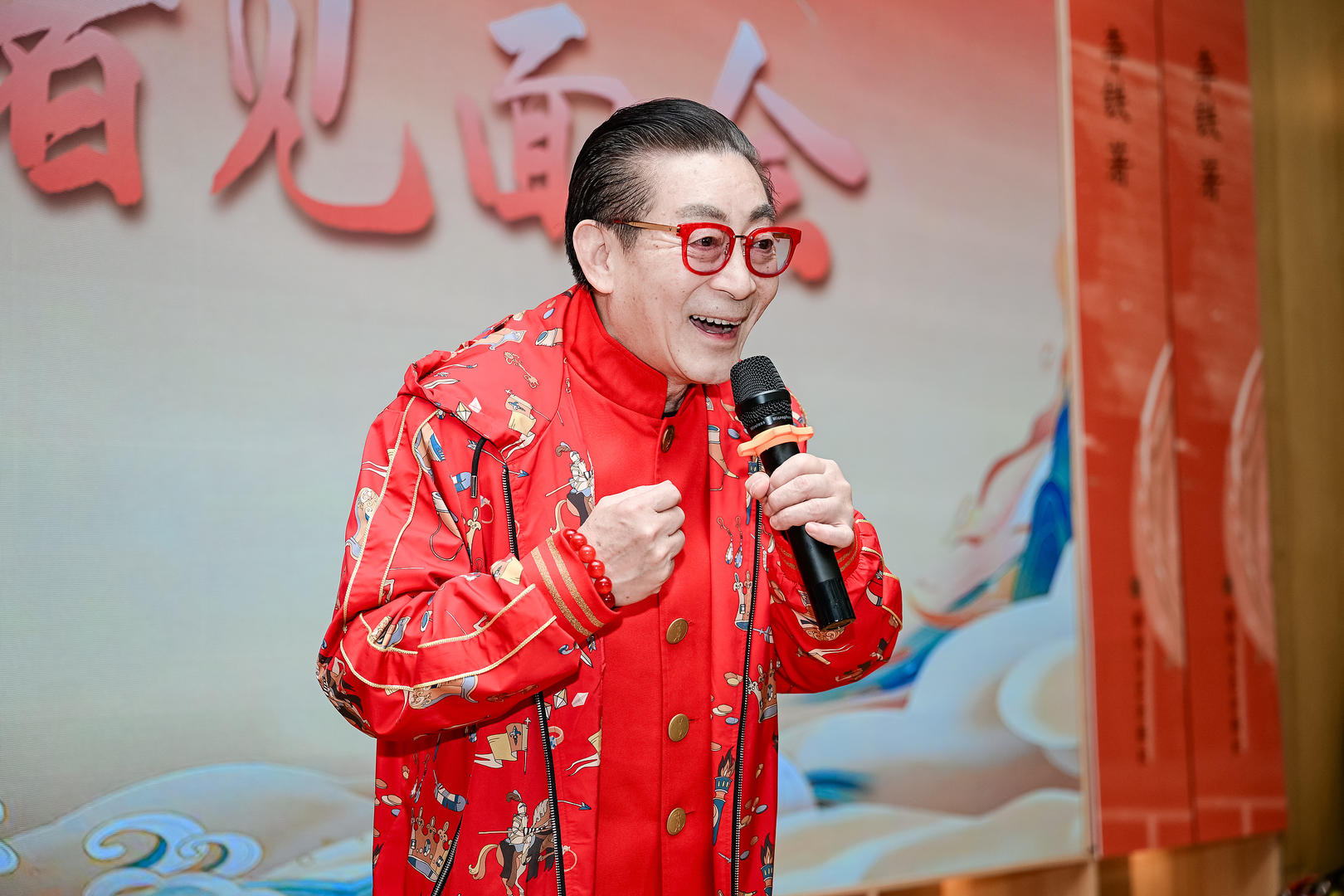 六小龄童现场给景区“孙悟空”扮演者上课，网友：正上班呢，祖师爷来了