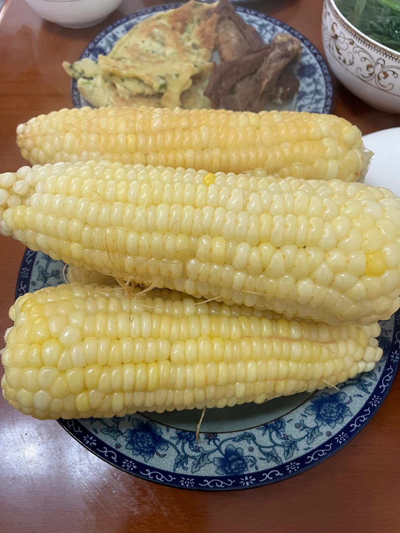#秋日美食分享#
早上陪妈妈散步，路边买回4个糯玉米，今日午歺主食。前久种的青菜