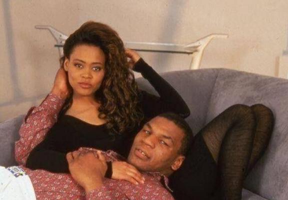 1988年，拳王泰森花了3000 万美元娶罗宾为妻，谁料，有一天泰森回到家时，竟