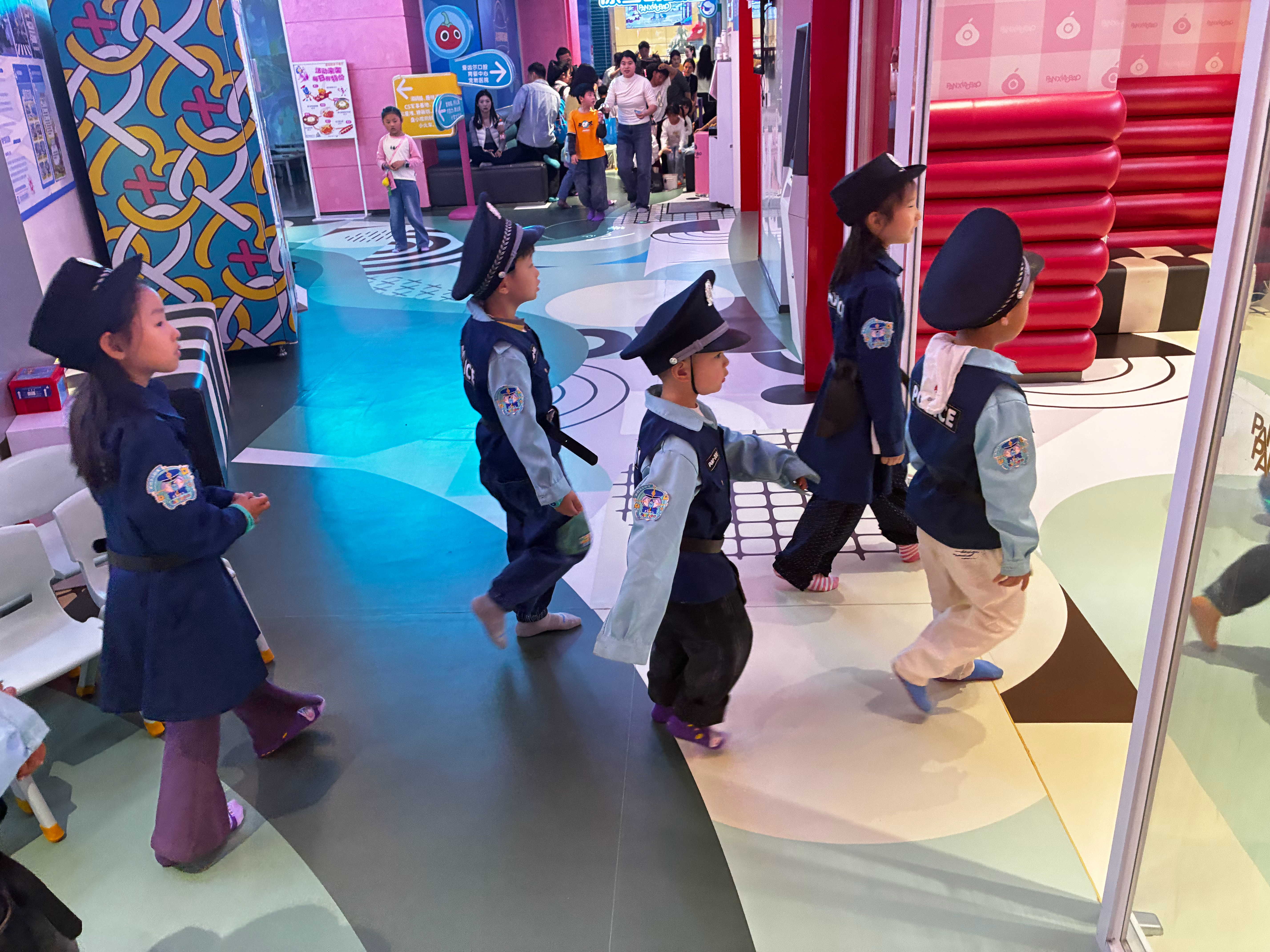 我明白了所有的游乐城都是折腾大人的地方能买花钱买个撒手没就好了这不是扯淡 