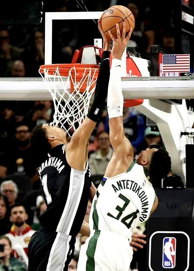 文班亚马太炸了！马刺客场127-95狂胜雄鹿，豪取8连胜。

这场比赛完全没悬念