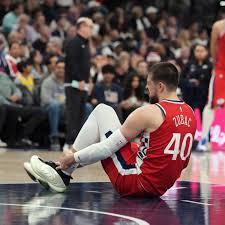 在周六进行的一场洛杉矶德比中，洛杉矶快船以 103-88 击败洛杉矶湖人，但中锋