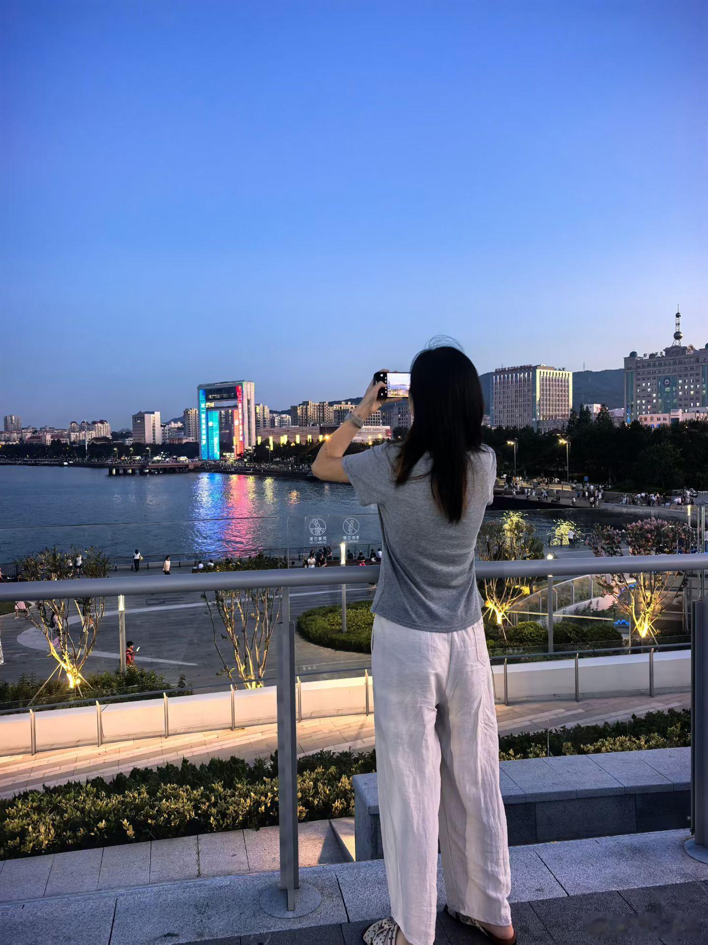 女儿去上学了，想念中继续发她的趣事，闲着会难受……她小姨结婚，邀请她做花童。爸爸