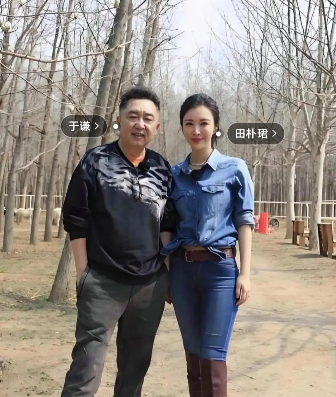 不得不说
田朴珺颜值是真高
和于谦合影尽显水灵
身姿挺拔，英姿飒爽
一米七二的身