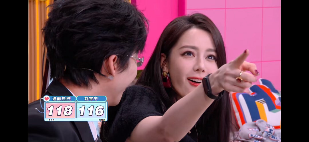 迪丽热巴眼里只有赢刘宇宁还在深情告白，热巴就已经迫不及待去看心跳数了，脑子里只有