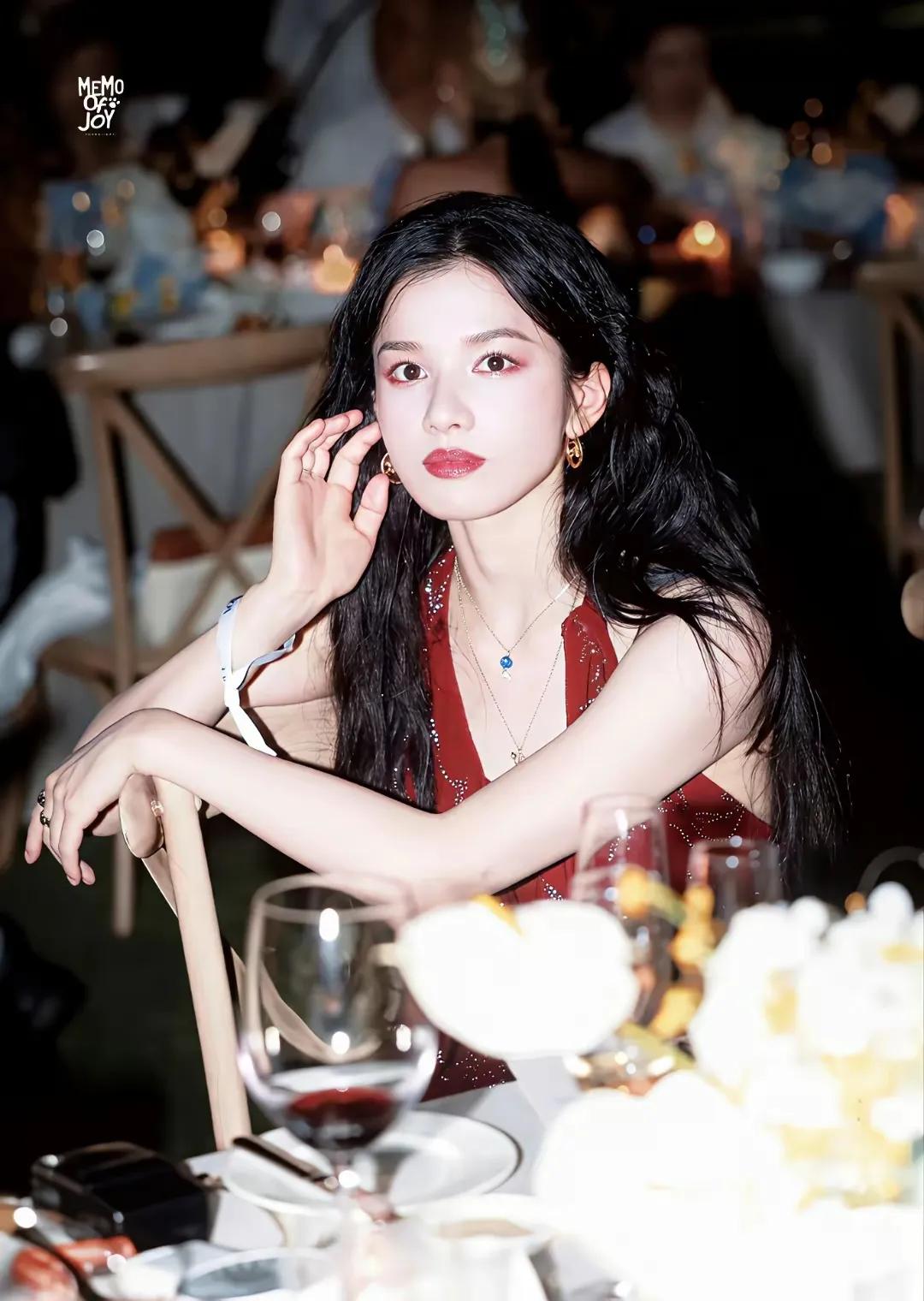 她们几个还不能成为新生代的女演员代表吗！
张婧仪、章若楠、王楚然三位有颜值，有作