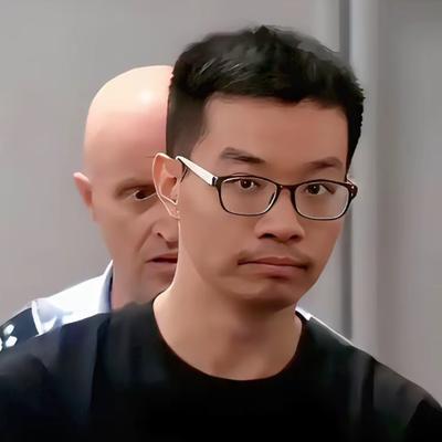 休斯顿监狱的灯彻夜不灭，徐泽伟盯着天花板，终于懂了妻子信里那句话：“黄金营救期”