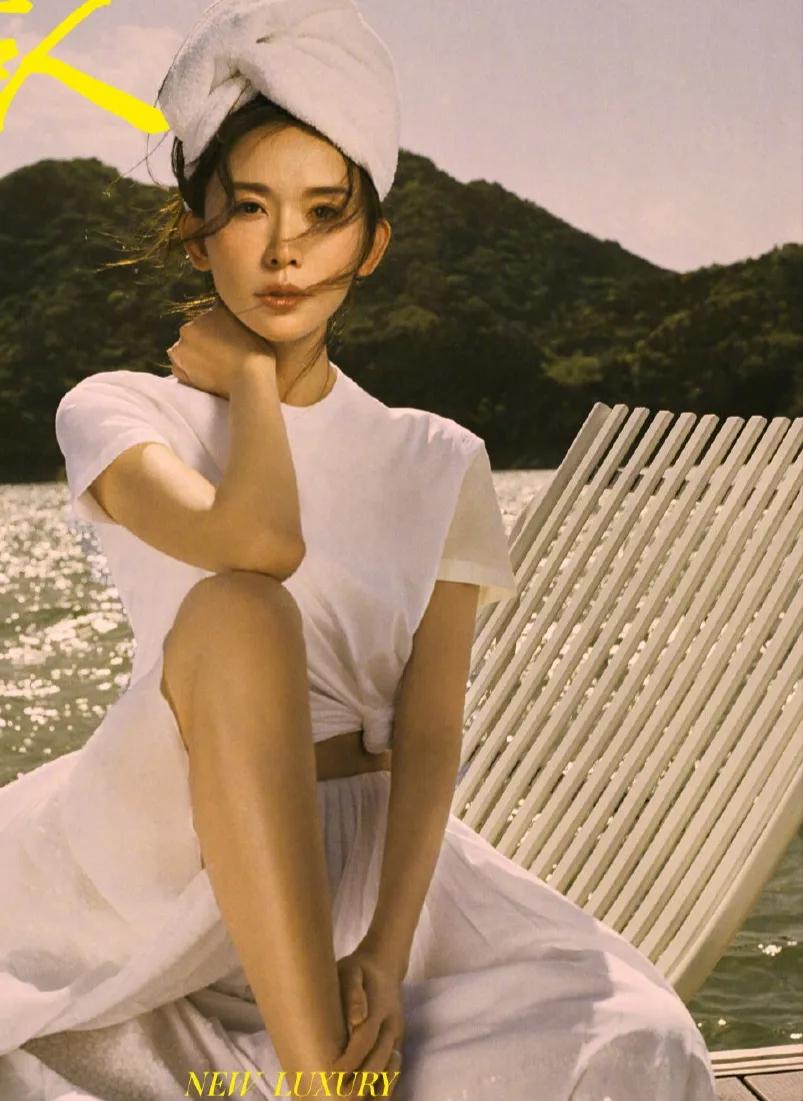 林志玲的穿搭是优雅与时尚的完美融合。一袭丝绸缎面长裙，柔和的光泽流转，修身剪裁勾