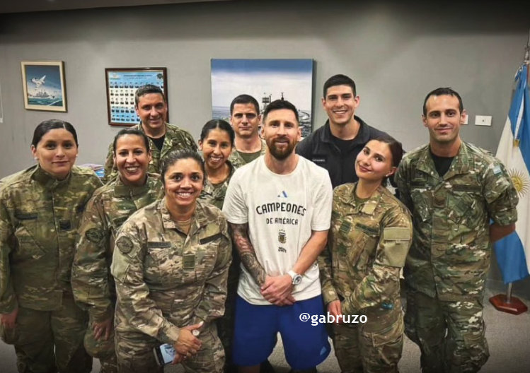 📸里奥·梅西🐐与阿根廷空军人员🇦🇷 ！#梅西##人人都爱里奥梅西##梅团
