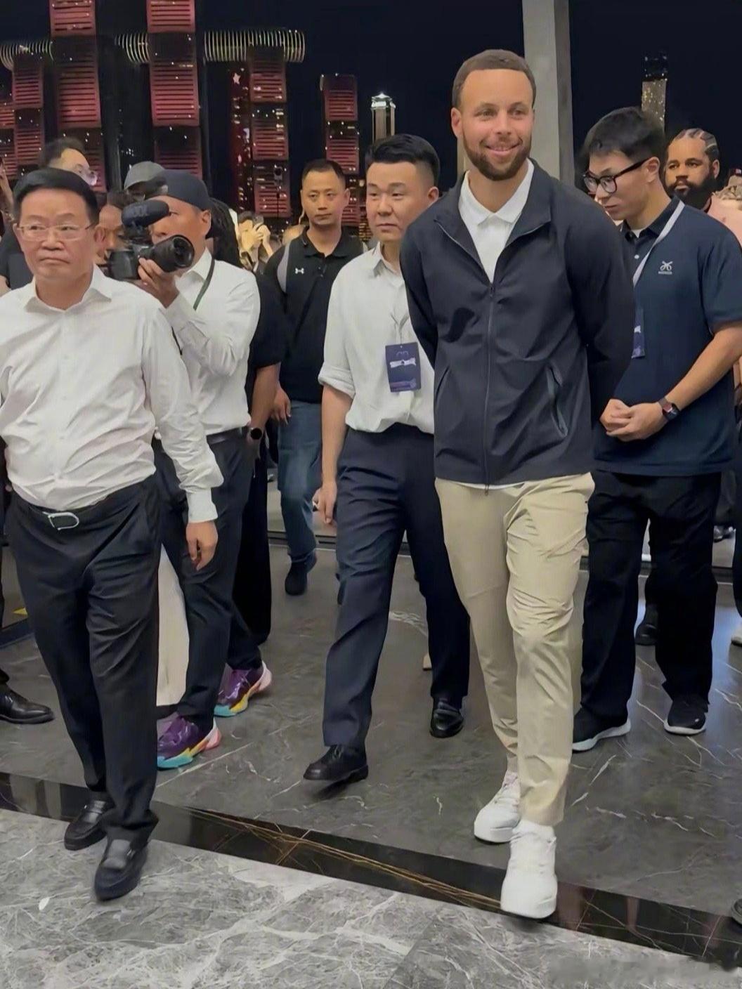 我想问下到底是哪位人才给库里安排上的行政夹克？小手一背面带微笑从容缓行，这视察姿