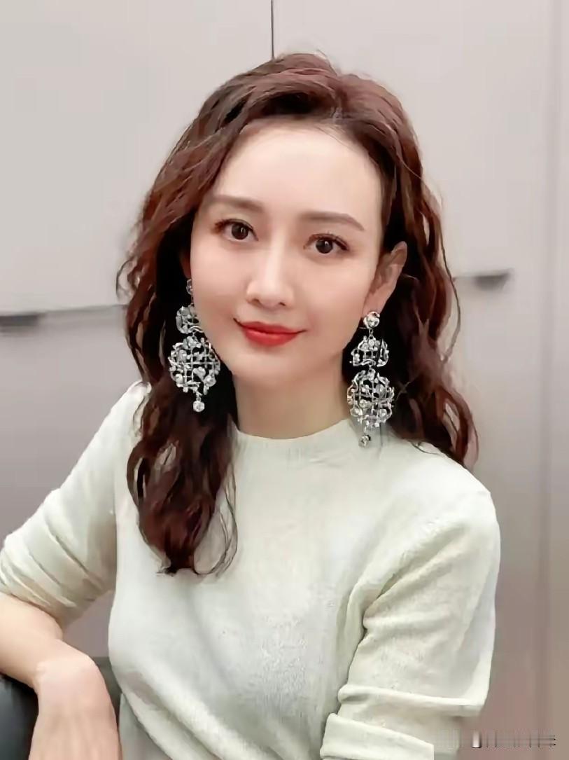 终于明白王鸥为什么不结婚了
不是没人欣赏她
而是她今年43岁，就已经觉得婚姻不是