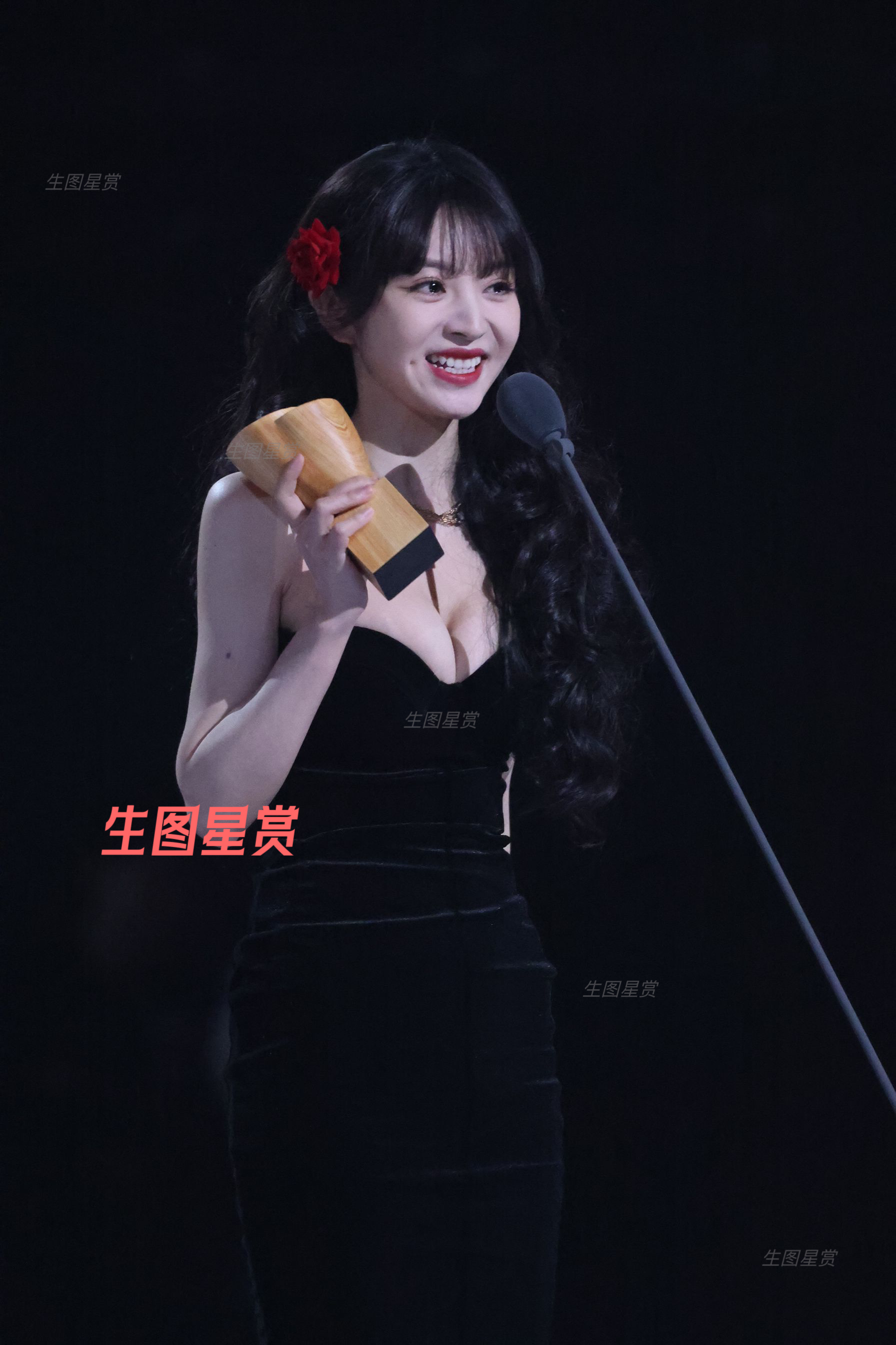 田曦薇星光大赏内场，红玫瑰好斯哈🌹[哇] ​​​