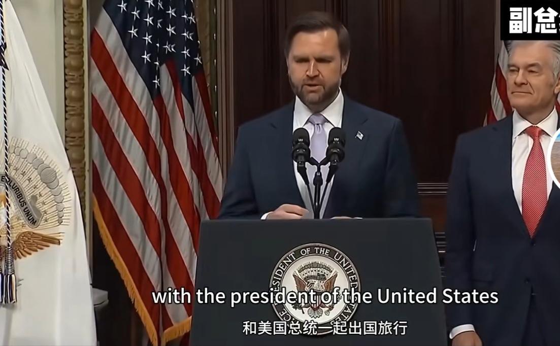 美式幽默玩梗，网感十足！万斯说他感觉就像电影《小鬼当家》里面被独自留在家里的麦考