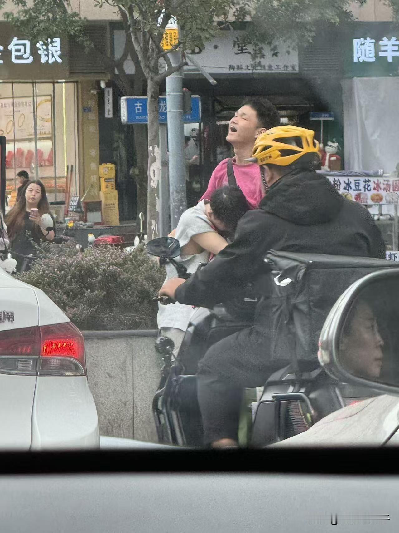 今年五一最舍不得删的照片五一街头