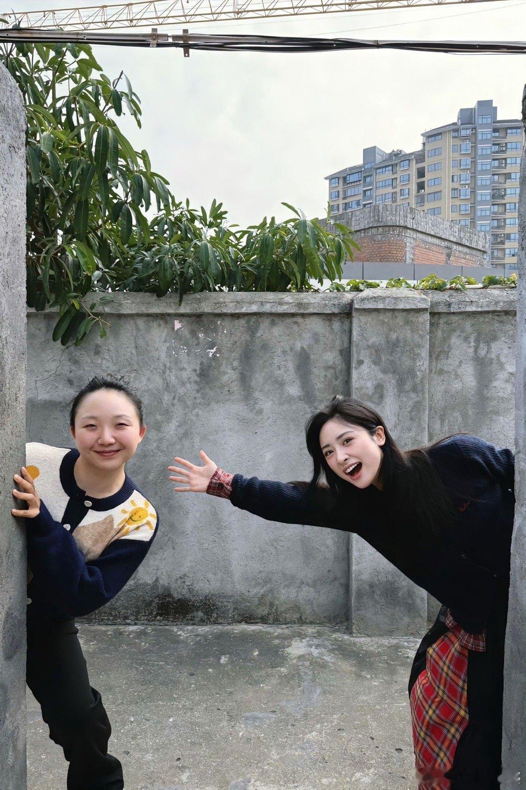 李嘉琦探班沈月 月月真的值得，因为她对朋友也是真心，就像在桃花坞她去未知屋时他们