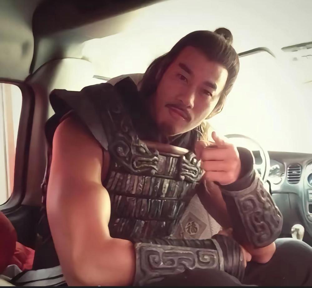 何润东这胳膊，一看就非常有力量。肌肉线条分明，粗壮结实如铁铸一般，一发力便似有气