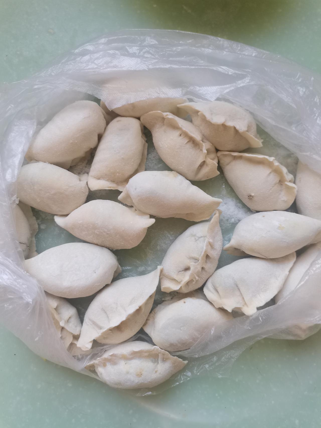 包子饺子杂酱面，
肉馅三鲜夹肉饼。
吃喝玩乐一条龙，
轮回四季风情梦。