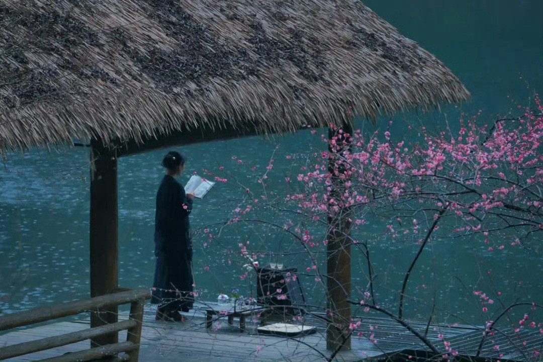 人要养成经常给自己灵魂洗澡的好习惯，沐浴露可以是音乐、书籍、电影，也可以是冥想和