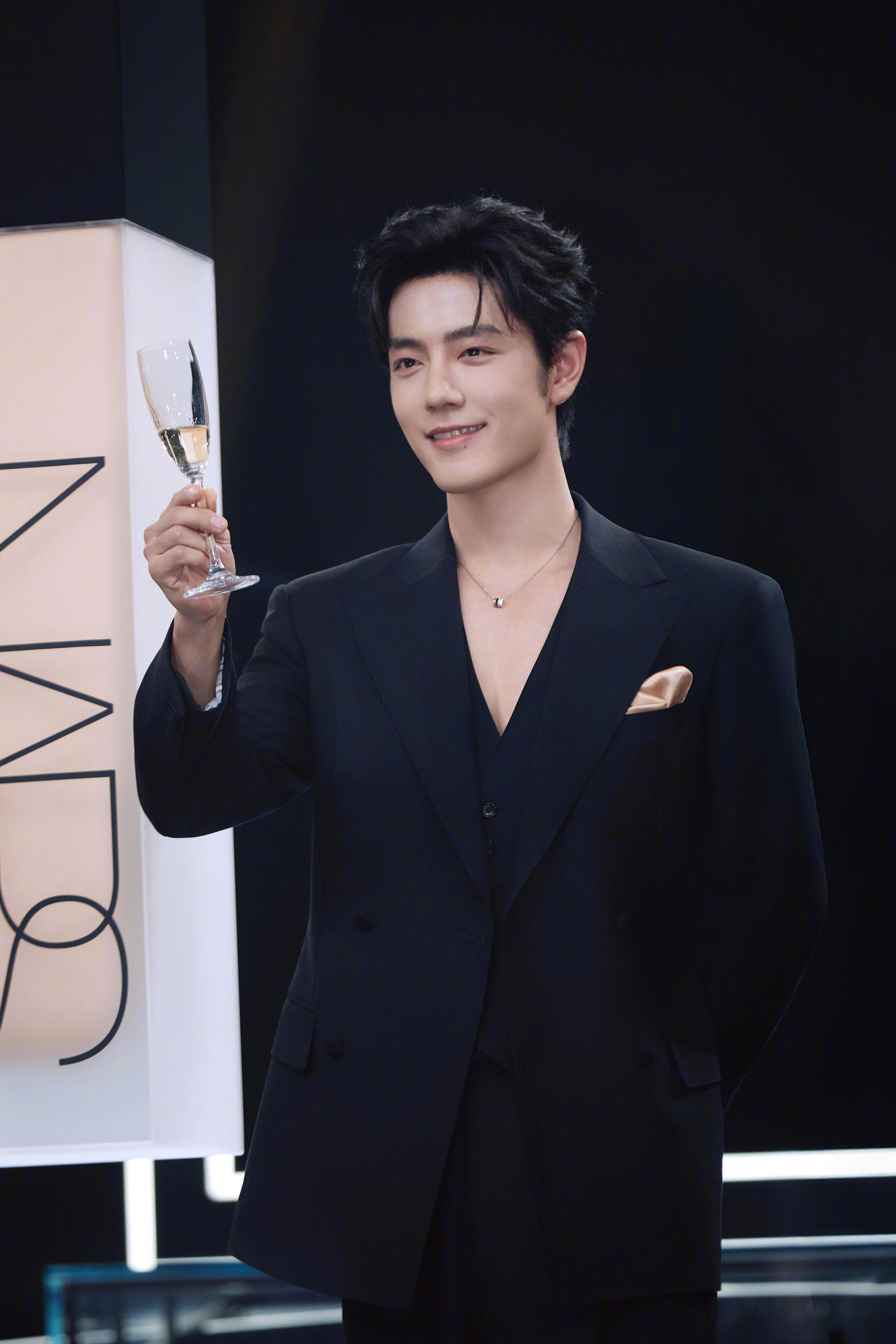 #早安咪语##肖战热成啥样了#一睁眼就被的帅气唤醒，元气瞬间拉满✨温柔又耀眼，新