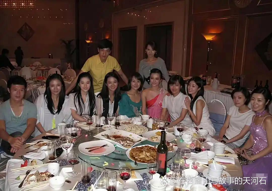 大学时期的刘亦菲太绝了！就算站在人群里，也自带亮眼光环，五官精致气质出众，妥妥的