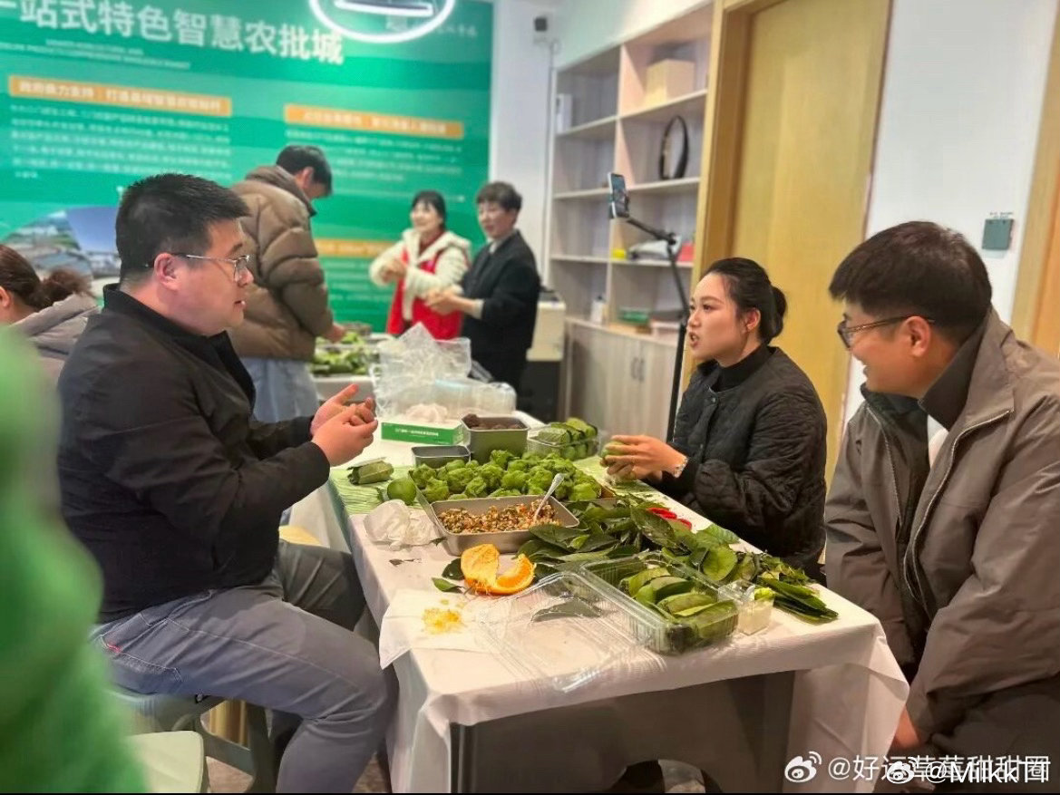 台州青团飘香包出红色惠民同心圆三门以清明青团制作开展红色惠民活动，手把手教居民做