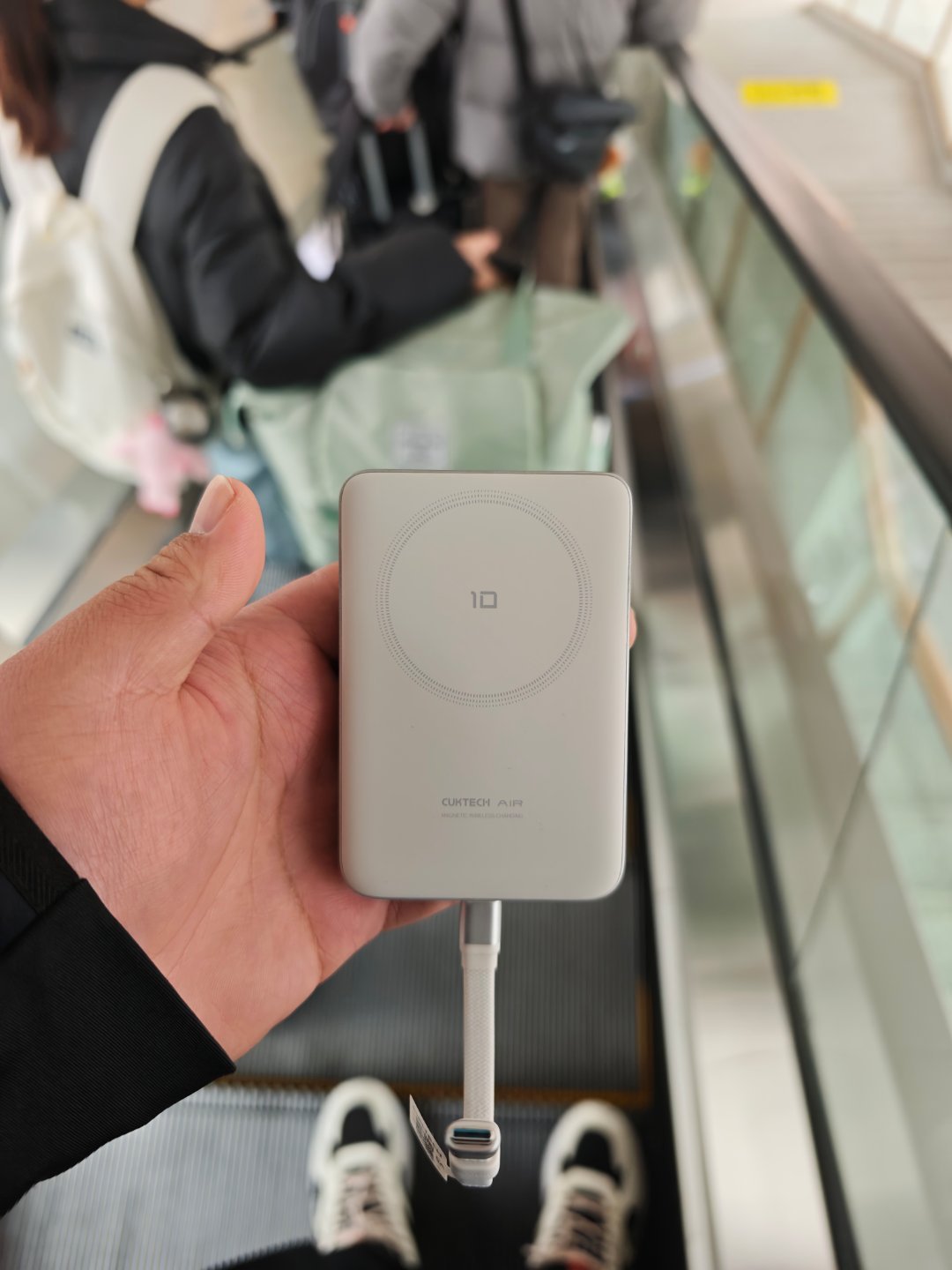 你别说，酷态科的这款十号超级电能卡还真不错，能磁吸能用短线，尤其是吸在手机上插上