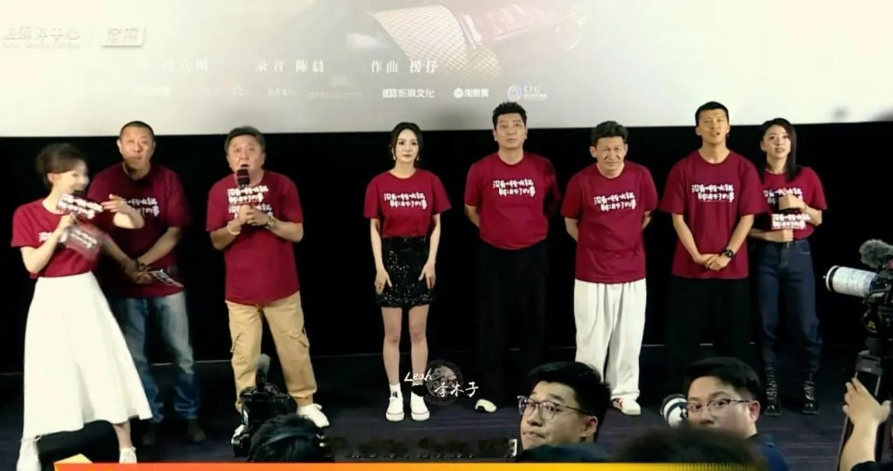 真佩服于谦在娱乐圈的人脉。
于谦的新电影首映礼请了好几十圈内好友，全是大牌导演和