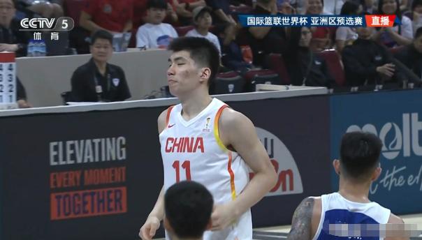 中国男篮中锋余嘉豪真是一个篮下巨无霸！在今天进行的中国男篮和中国台北男篮的比赛中