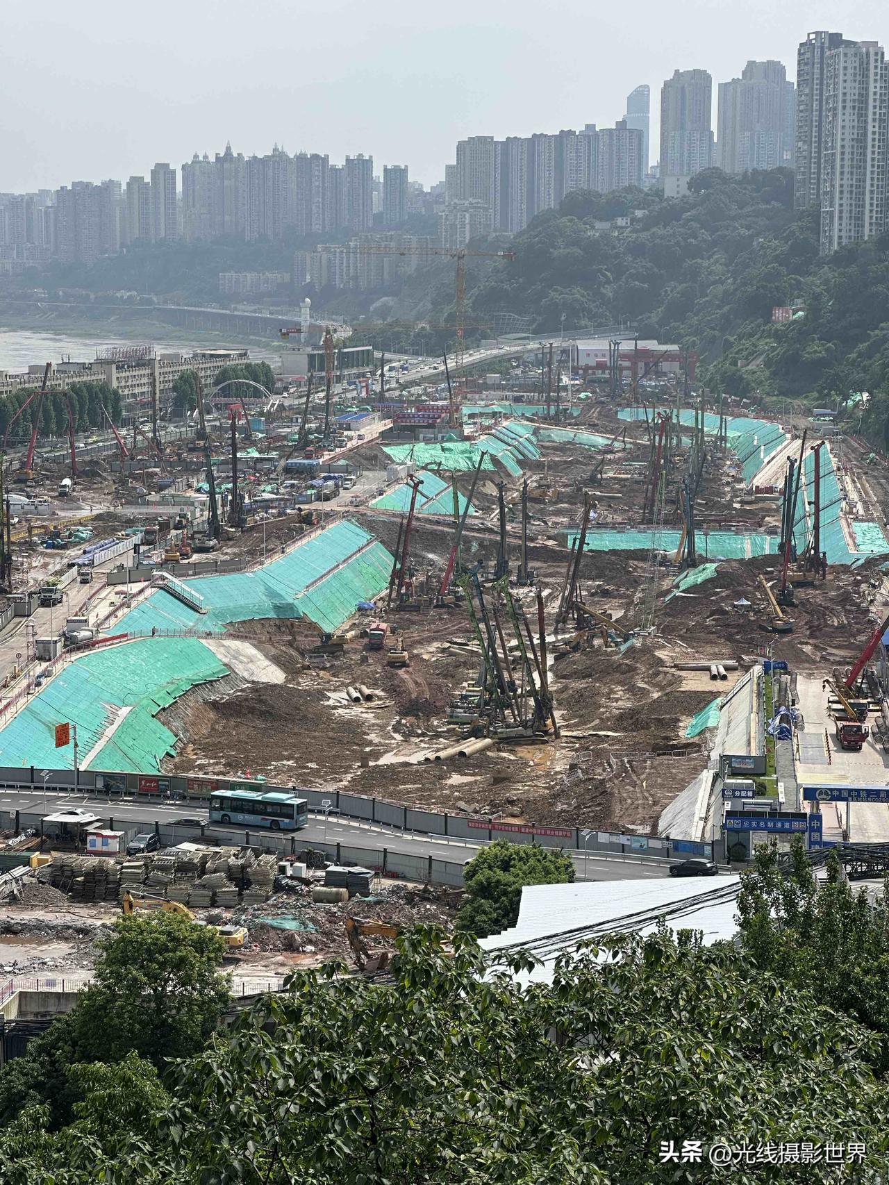 6月27日，虽然今天是星期六，但是，重庆菜园坝火车站的重建工地，依旧热火朝天，很