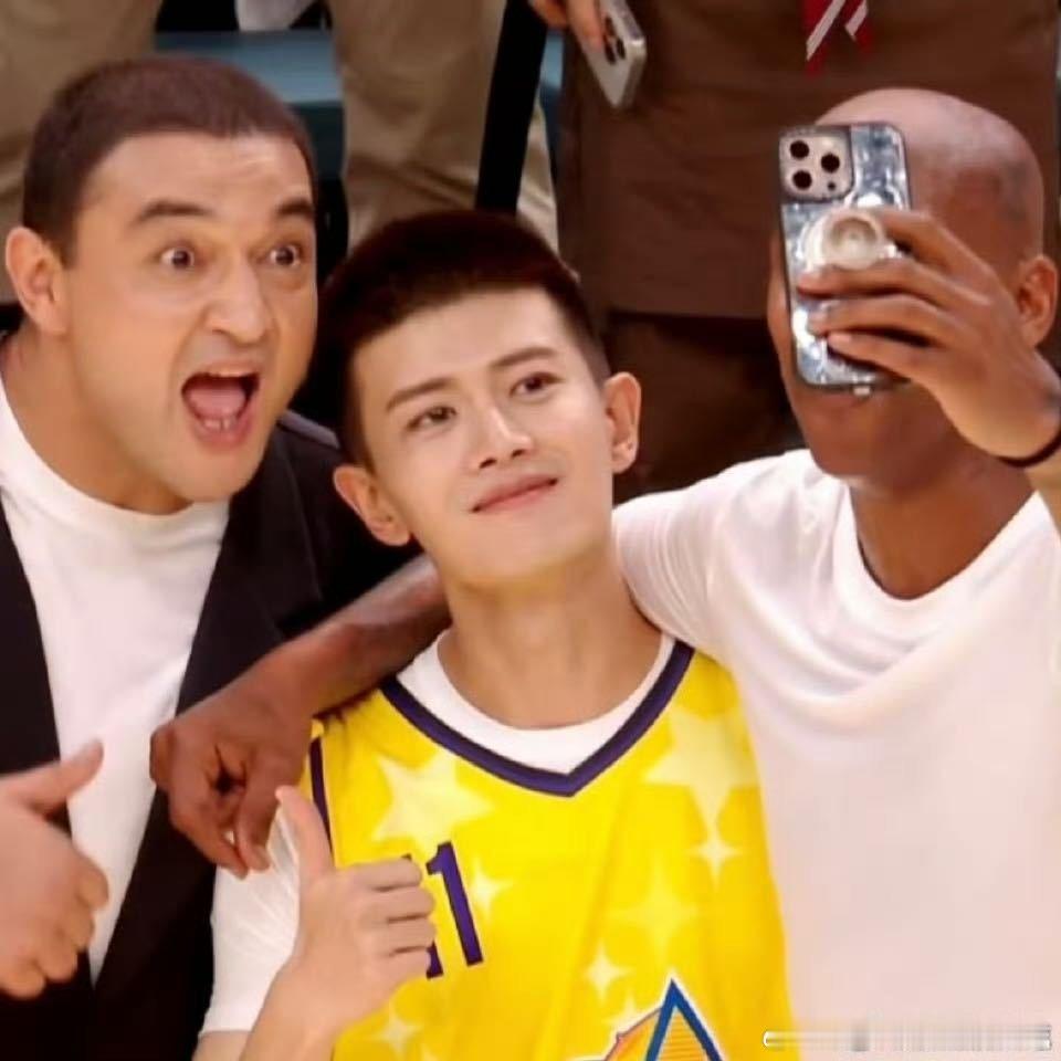 任嘉伦全领域开花杭州NBA名人赛直接开成任嘉伦个人秀了吧！红毯唱跳炸场，这全能程