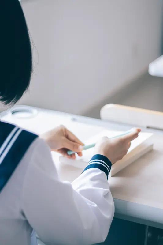 一个初中生
和
一个高中生
有
哪里不一样嘛
二者
差异大吗
请你告诉我
愿我们