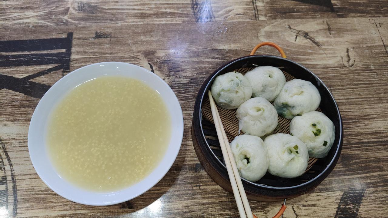 现在早餐的选择可太多了，价格也各有不同。像7元8个小笼包，再加2元的小米粥，9块