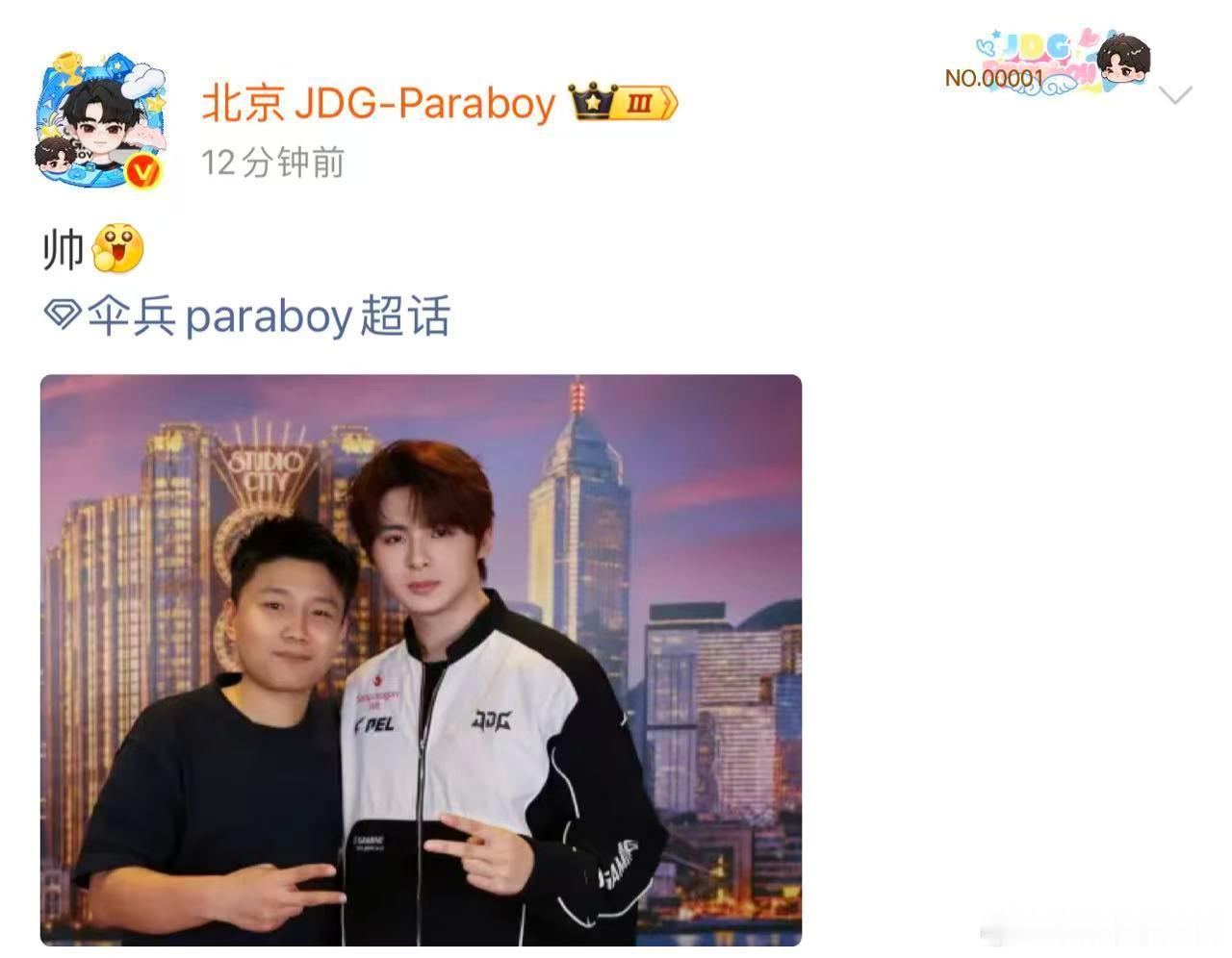 镜头留住两位顶尖选手同框瞬间，致敬每一位全力以赴的职业选手。伞兵Danking合