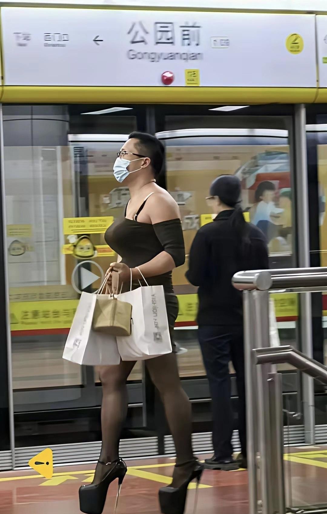 惊呆了[泣不成声]自己不尴尬，尴尬的就是别人😅