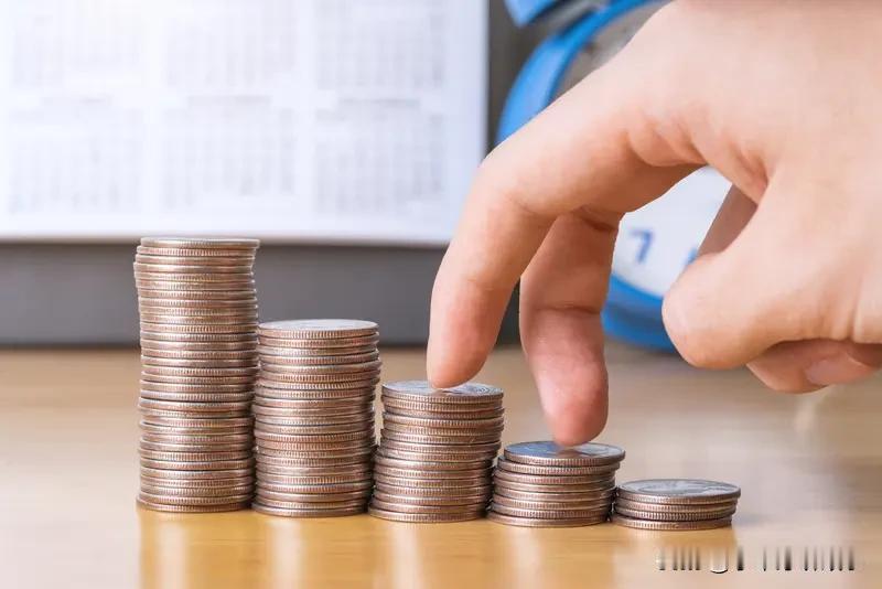 你觉得存钱和买保险哪个更靠谱 你认为存钱和买保险哪个更可靠？这不能简单判定。存钱