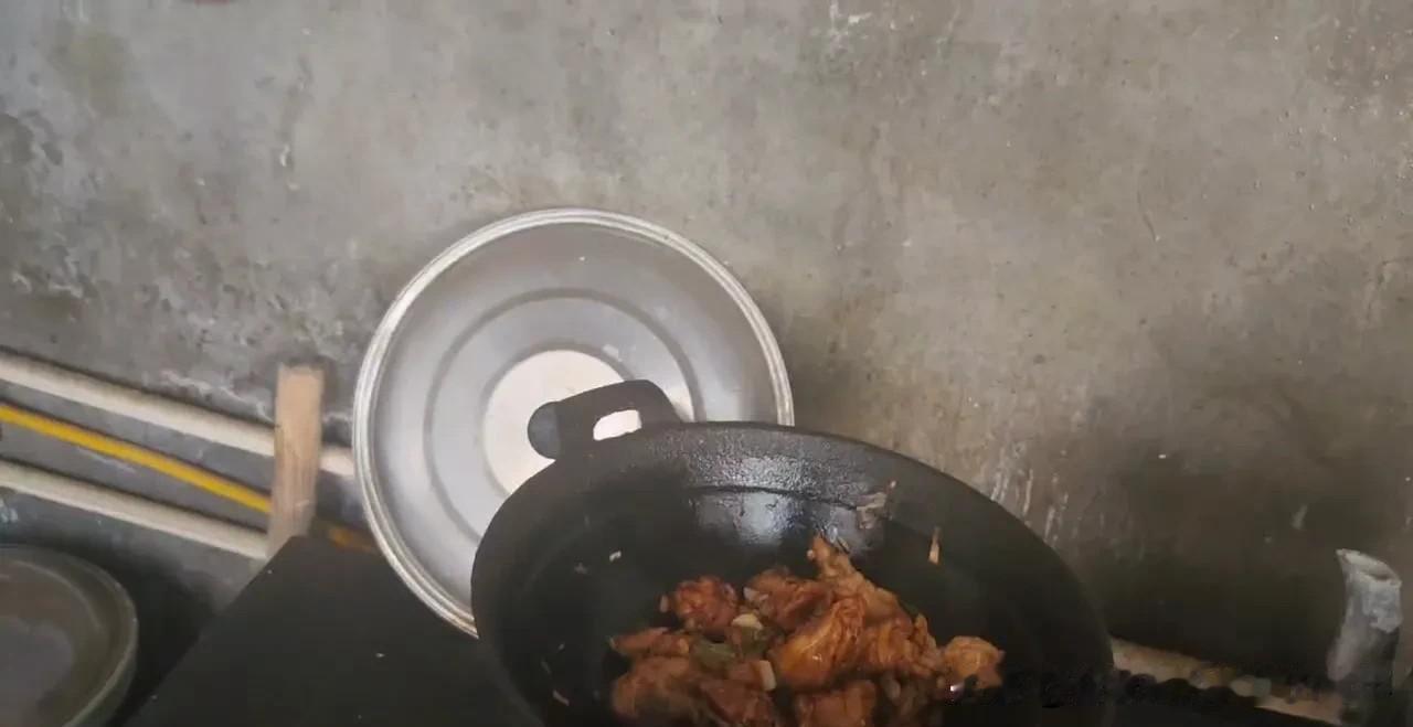 闺女盼了好一阵的肉，终于今天给她兑现了，一块儿奔超市提溜回来20块钱鸡腿。洗洗，