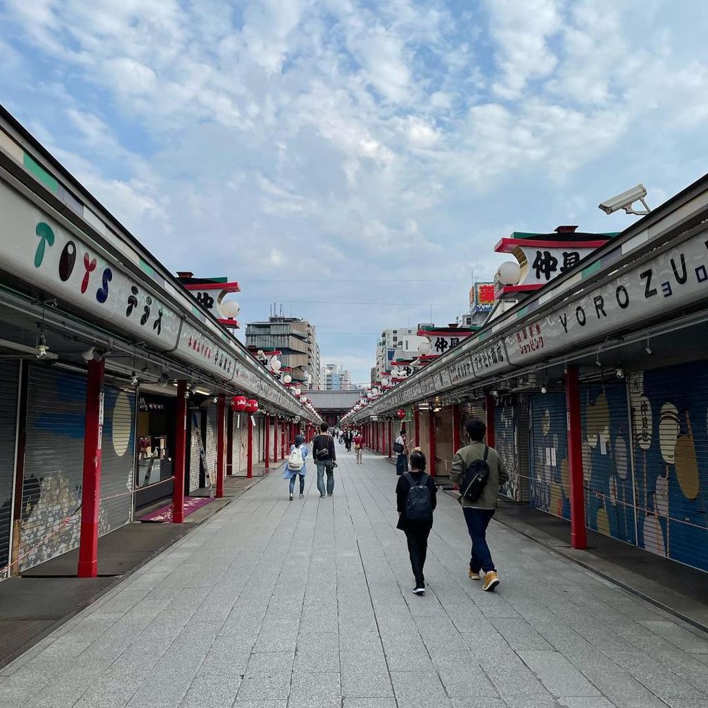 日本旅游业表面没塌却暗藏危机！中国游客半年少了一半多，日本商家急了：没有中国买家