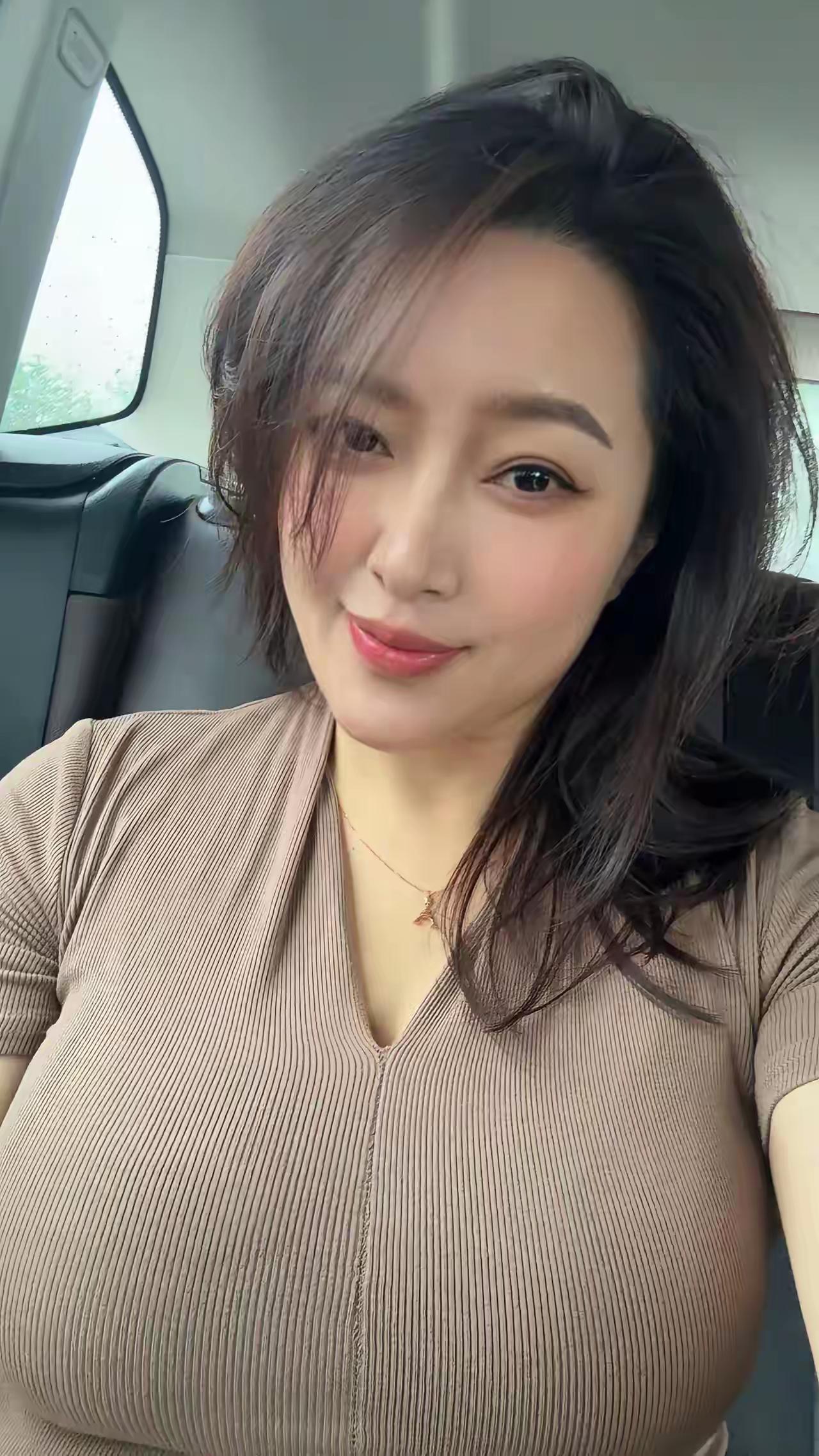 宿醉中 昨天喝多了还没完全清醒[捂脸]