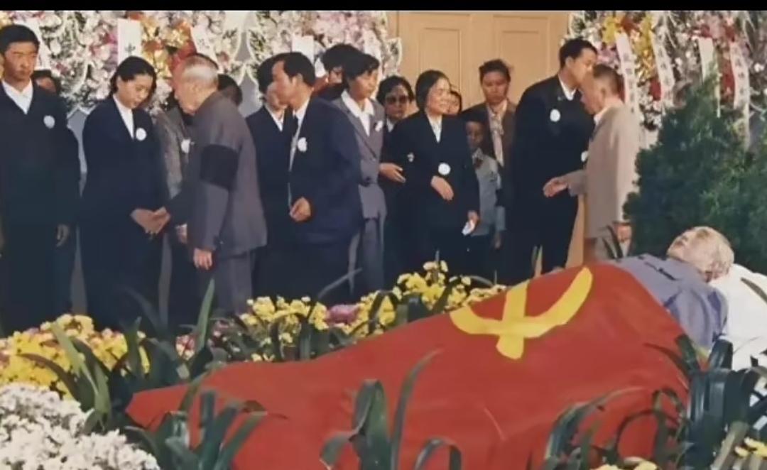 活到20世纪90年代的元帅只有两位。1990年9月21日，天地恸哭，日月无光，唯