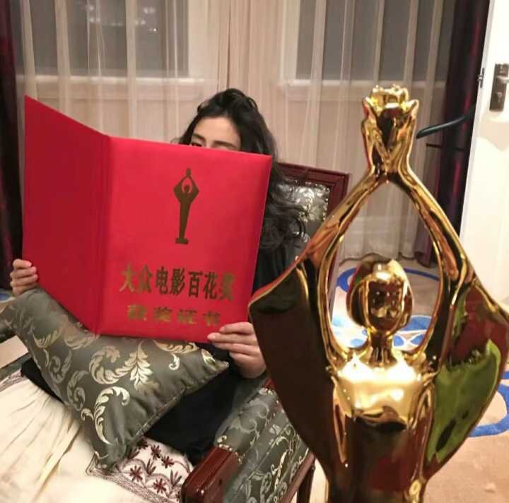 angelababy 杨颖 像云追着风，不问所起；像雨贴着地，情不自禁