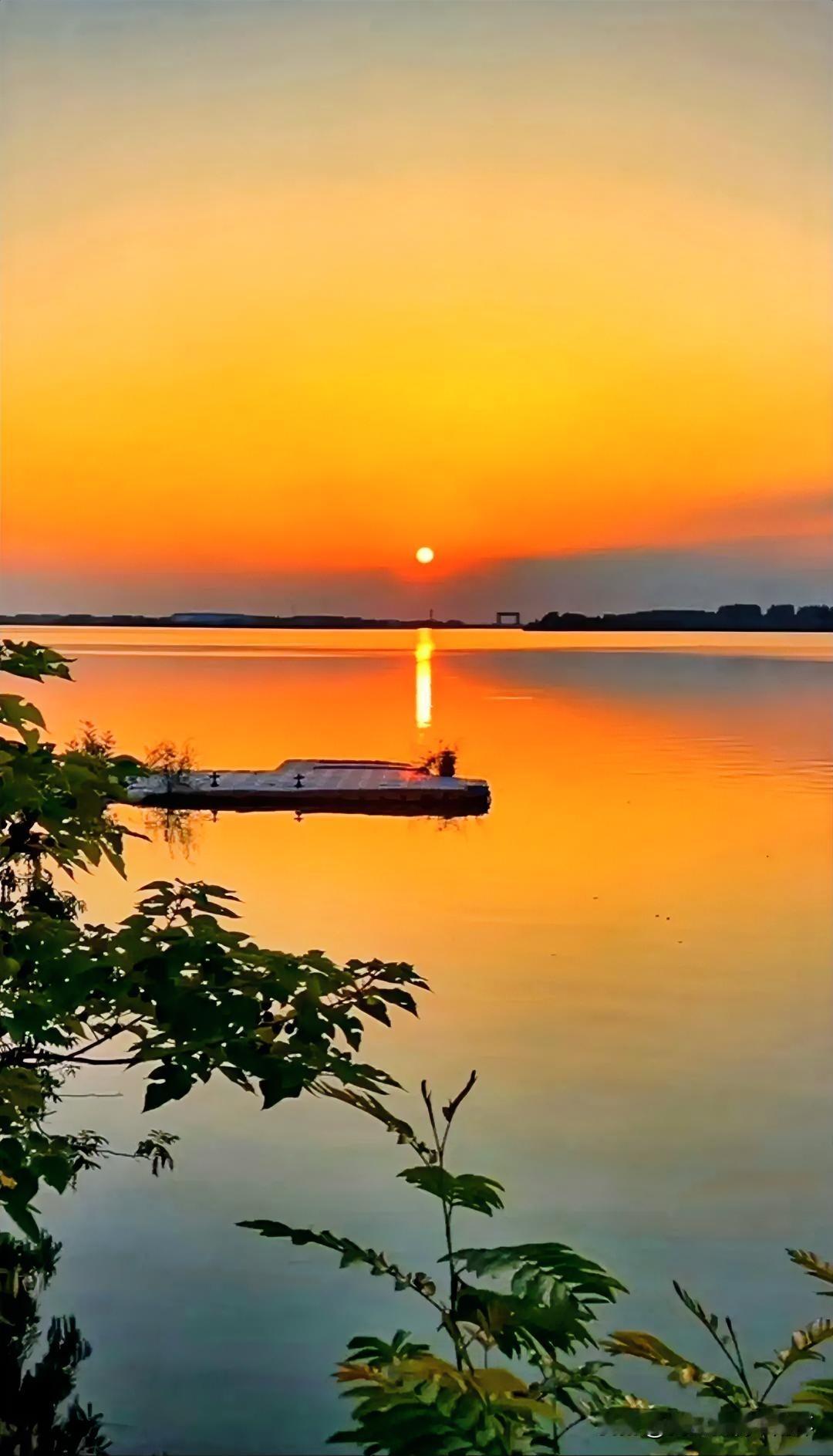 上联：高楼望断黄昏尽
下联：有请雅士[玫瑰][玫瑰][玫瑰]