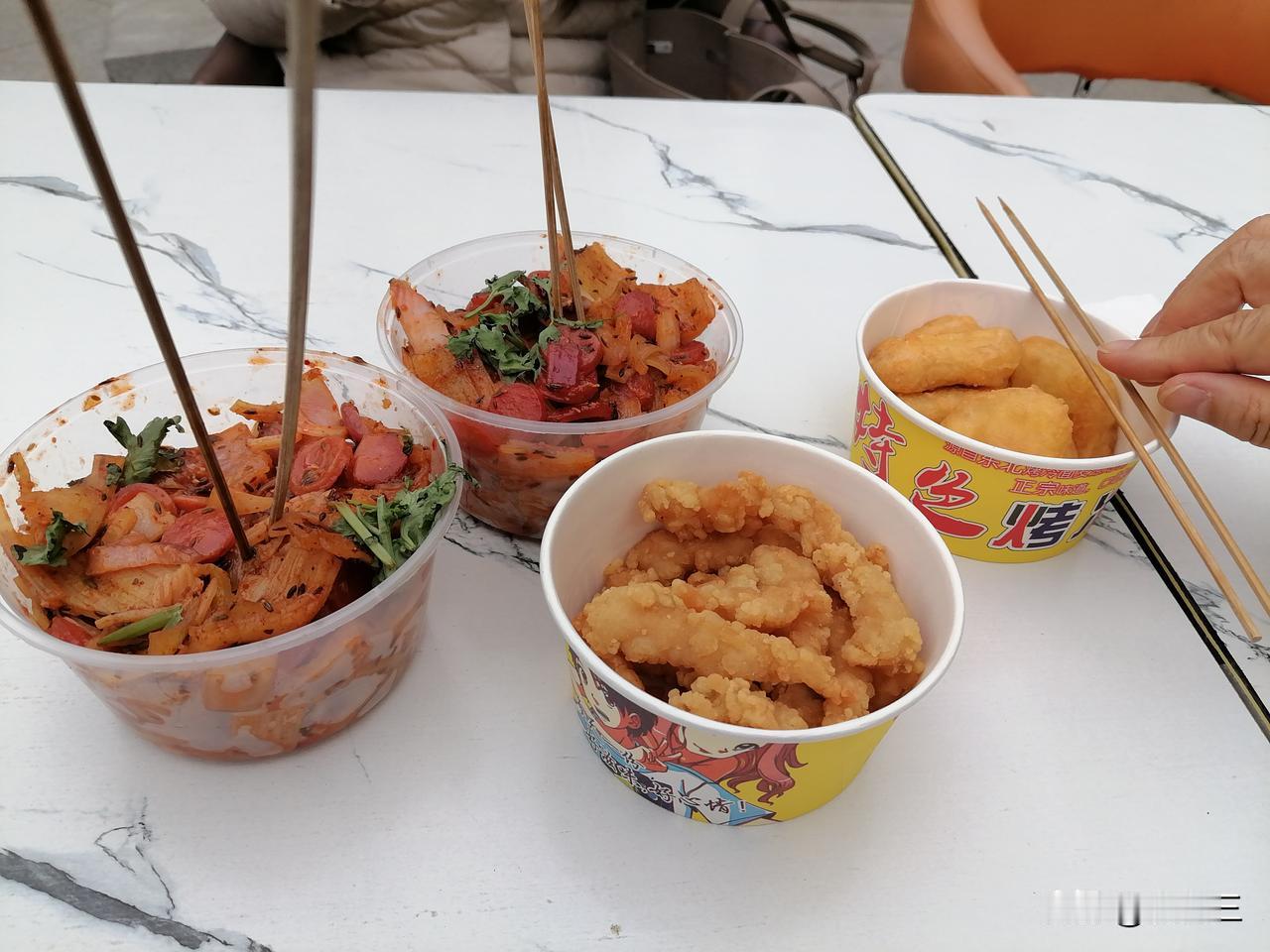 昨晚，娟姐请我和大姐吃饭，没把我累死。

一开始，娟姐没说去哪儿吃饭，我以为是在