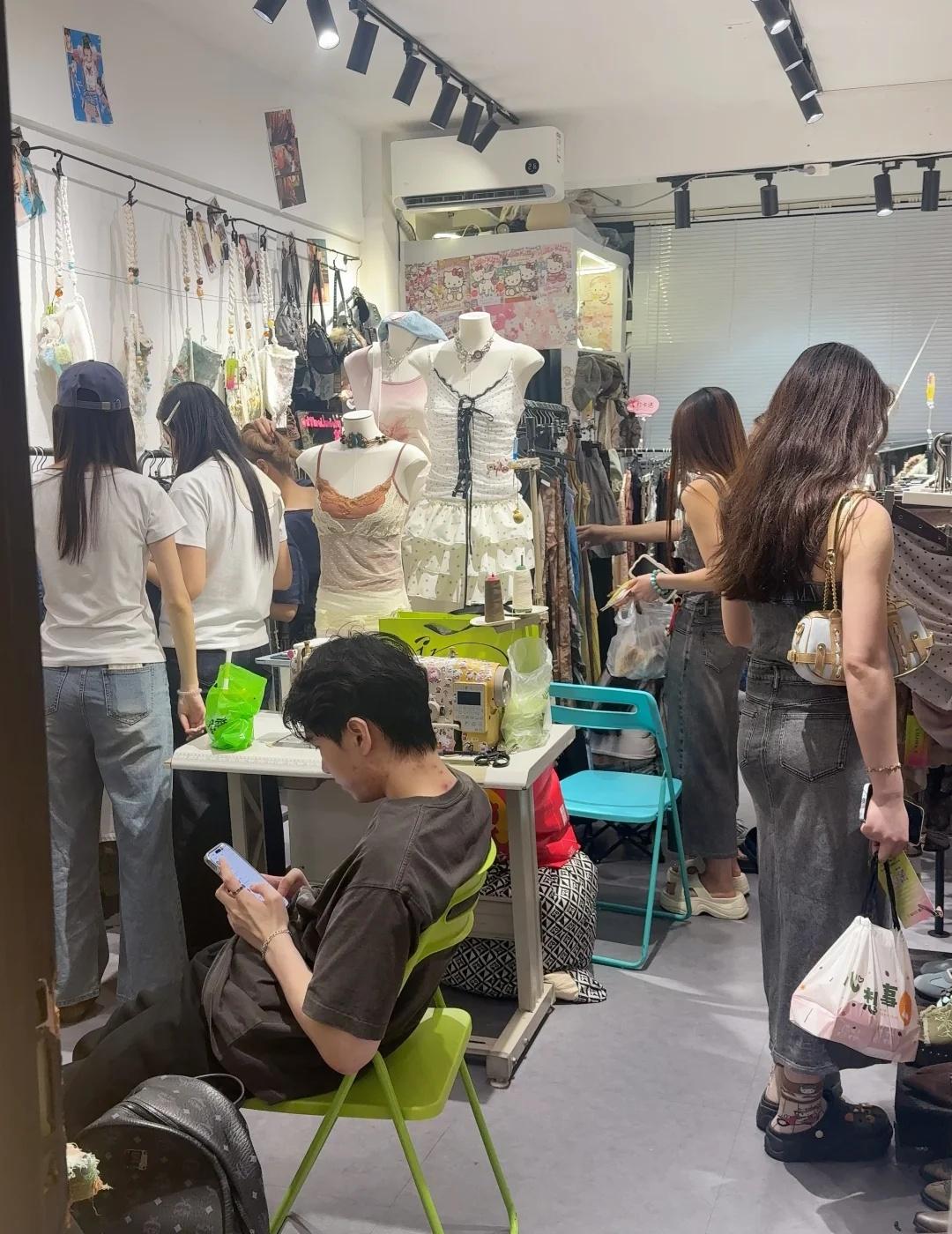 广州东山口｜本地服装工作室体验
和朋友饭后散步去东山口，偶然路过仟禧服饰工作室，