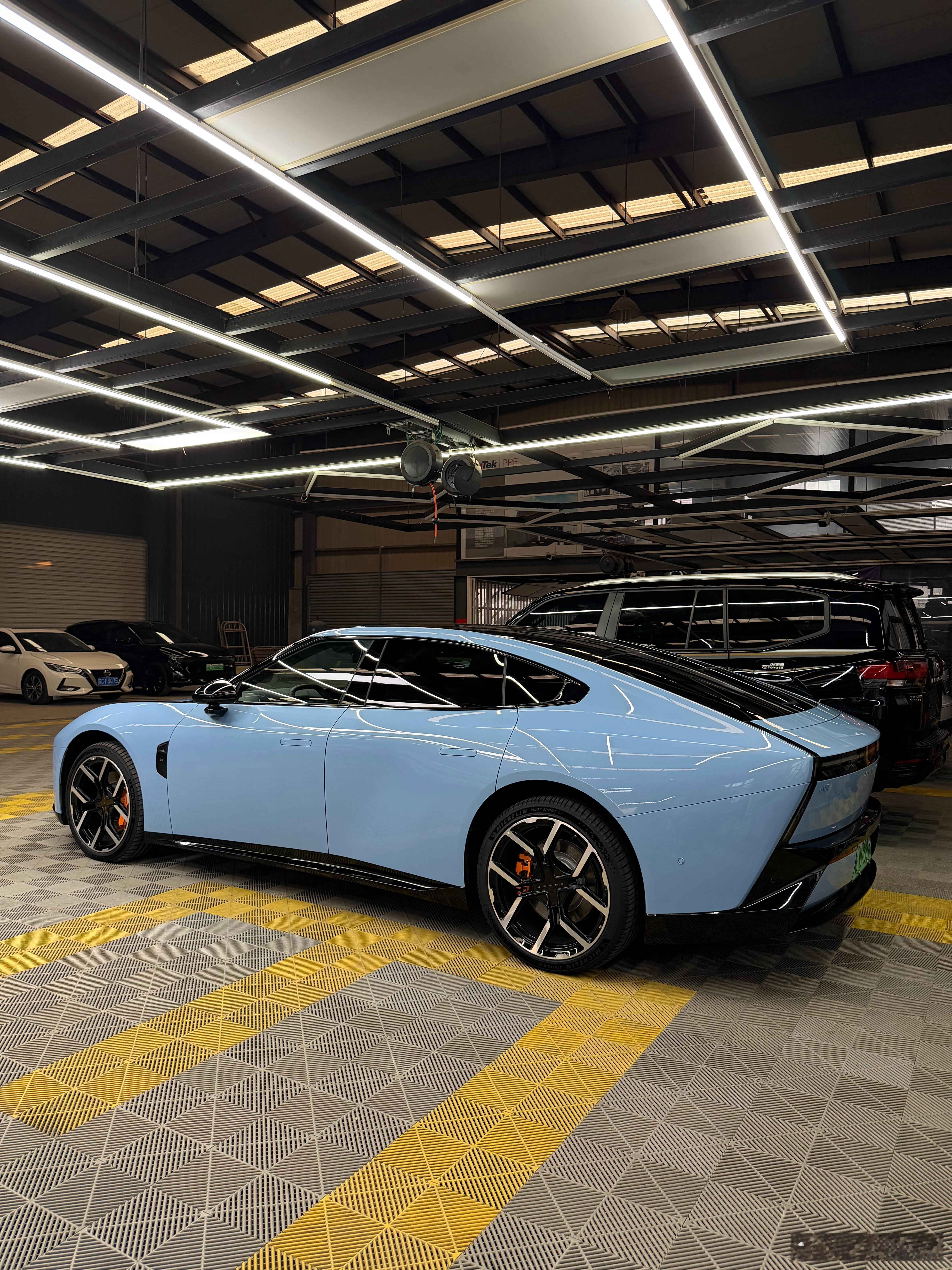 斥“巨资”在一家精洗店把小鹏P7洗了下，出差极寒地区前用新8当摄像车，看看能不能