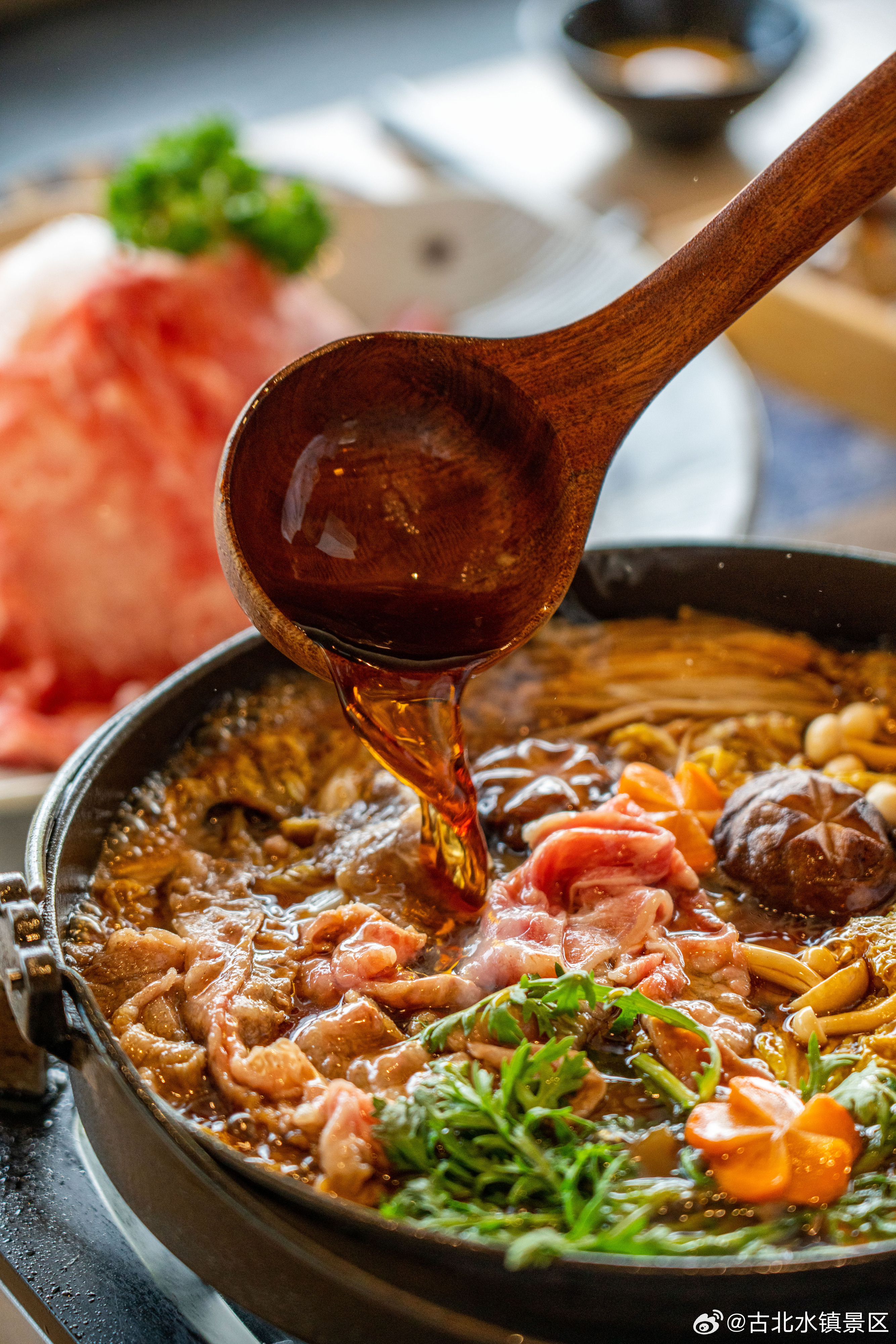 暴雨挡不住前行，烈日晒不垮热情。别管天气怎么变，揣着阳光出发，把日子过得热气腾腾